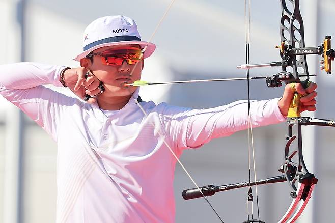 대한민국 김종호가 1일 일본 오카자키 중앙종합공원 다목적광장에서 열린 2026 아이치·나고야 아시안게임 양궁 컴파운드 남자 개인전 4강에서 인도 가네쉬 마니 라트남 티루무루를 상대하고 있다.  <사진=뉴스1>