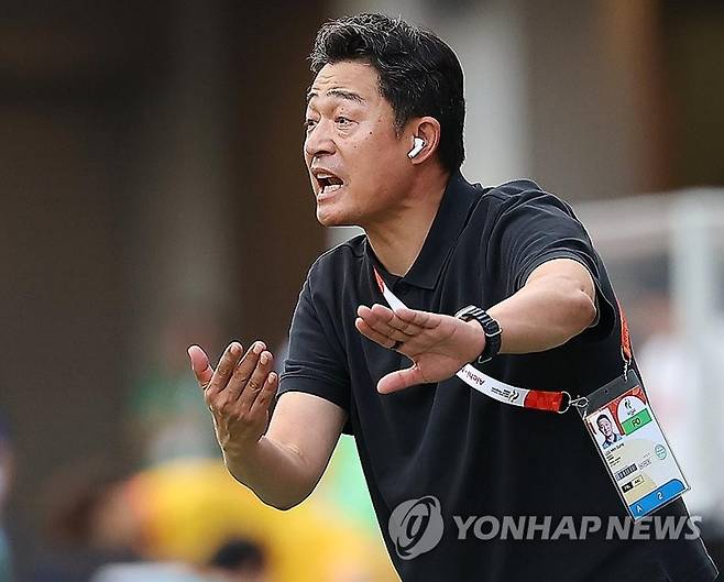 출처:연합뉴스 / 작전 지시하는 이민성 감독
