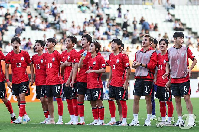 30일 오후 일본 오사카 나가이스타디움에서 열린 2026 아이치·나고야 아시안게임 남자축구 준결승 대한민국과 중국의 경기, 대한민국 선수들이 2대1 승리 후 관중에게 인사하고 있다. 2026.9.30 ⓒ 뉴스1 김도우 기자