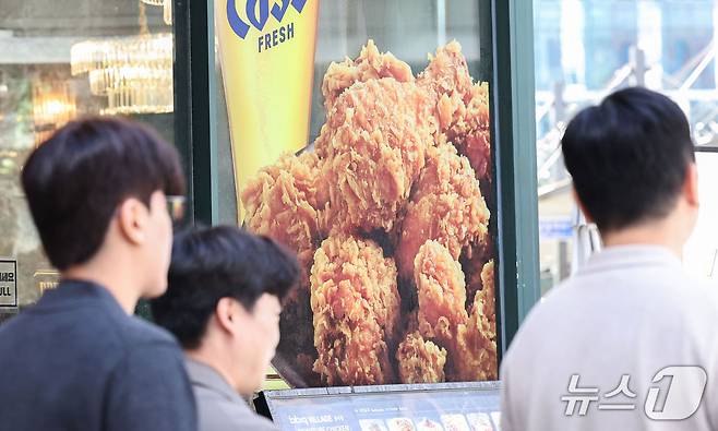 정부가 프랜차이즈 치킨 가격에 대한 점검을 예고했다. 이재명 대통령은 지난 30일 육계 가격 하락에도 치킨 가격이 유지되고 있다는 내용의 기사를 공유하며 “한번 점검해 보겠다”고 밝혔다. 사진은 1일 서울 시내 한 프랜차이즈 치킨 매장 모습. 2026.10.1 ⓒ 뉴스1 이종수 기자