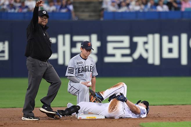 삼성 구자욱이 30일 대구삼성라이온즈파크에서 열린 2026 KBO리그 정규시즌 한화와 경기에서 1회말 2루타 때린 후 왼쪽 햄스트링 통증을 호소하고 있다. 사진 | 삼성 라이온즈