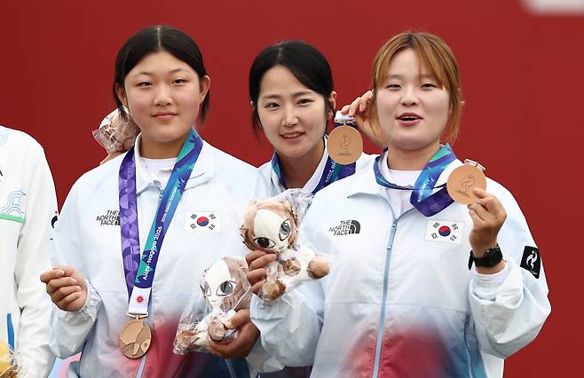 동메달 목에 건 컴파운드 여자 단체 대표팀

    (오카자키[일본]=연합뉴스) 윤동진 기자 = 30일 일본 아이치현 오카자키 중앙종합공원 다목적광장에서 열린 2026 아이치·나고야 아시안게임 양궁 컴파운드 여자 단체전에서 동메달을 획득한  한국 강연서(왼쪽부터), 박정윤, 박예린이 메달을 들어보이고 있다. 2026.9.30

    mon@yna.co.kr

(끝)





<저작권자(c) 연합뉴스, 무단 전재-재배포, AI 학습 및 활용 금지>