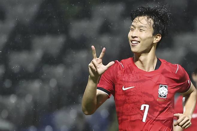 엄지성 '전반전에 세골 넣었어요'      (나고야=연합뉴스) 윤동진 기자 = 15일 일본 나고야 미즈호 공원 럭비경기장에서 열린 2026 아이치·나고야 아시안게임 남자 축구 D조 1차전 대한민국 대 카타르의 경기. 한국 엄지성이 해트트릭을 한 뒤 기뻐하고 있다. 2026.9.15      mon@yna.co.kr  (끝)      <저작권자(c) 연합뉴스, 무단 전재-재배포, AI 학습 및 활용 금지>