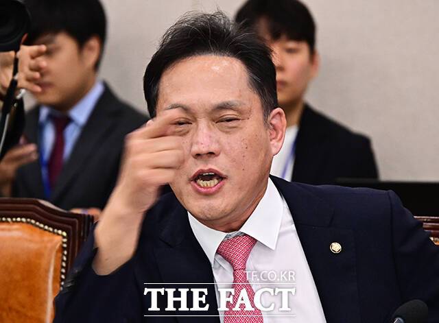김태규 국민의힘 의원이 "윤석열도, 전두환도 내란이 아니다"라고 발언해 논란이 된 가운데 한병도 더불어민주당 원내대표가 "헌법을 정면으로 부정하는 발언이자 역사와 국민에 대한 도전"이라고 비판했다. 사진은 김 의원. /국회=배정한 기자