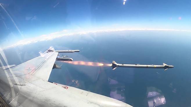 공군 KF-16 전투기가 공중 표적을 향해 AIM-9X 공대공 미사일을 발사하는 모습. /공군 제공