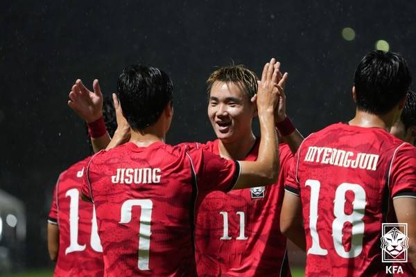 엄지성과 양현준(아시안게임 대표팀, 왼쪽부터). 대한축구협회 제공 