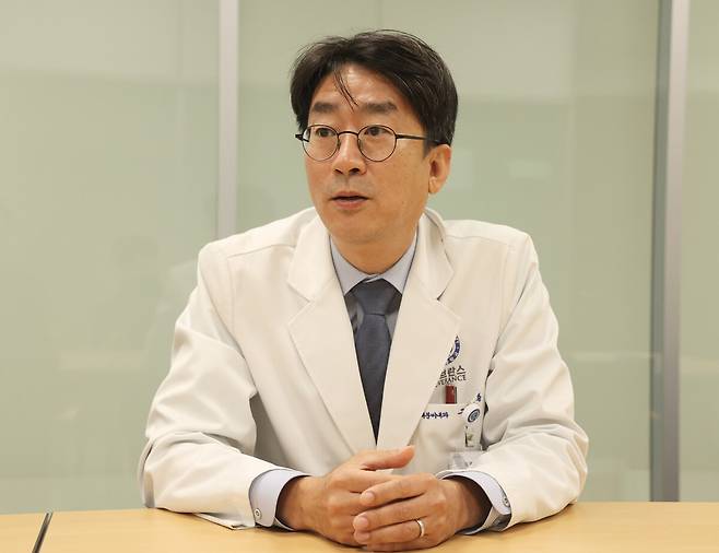 지난 14일 서울 서대문구 세브란스병원에서 건강한겨레 취재진과 인터뷰 중인 구철룡 세브란스병원 내분비내과 교수. 세브란스병원 제공