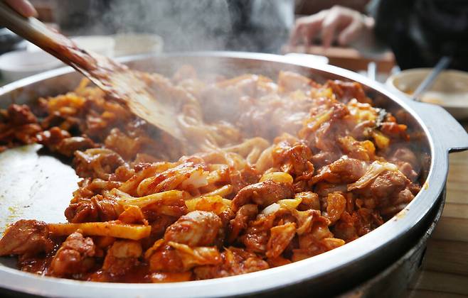 춘천을 대표하는 닭갈비. 1960년대 탄생한 춘천 닭갈비는 시대의 변화에 따라 변신을 거듭하고 있다. 기름을 두르지 않고 익히는 ‘춘천애니닭갈비’의 닭갈비. 박미향 선임기자