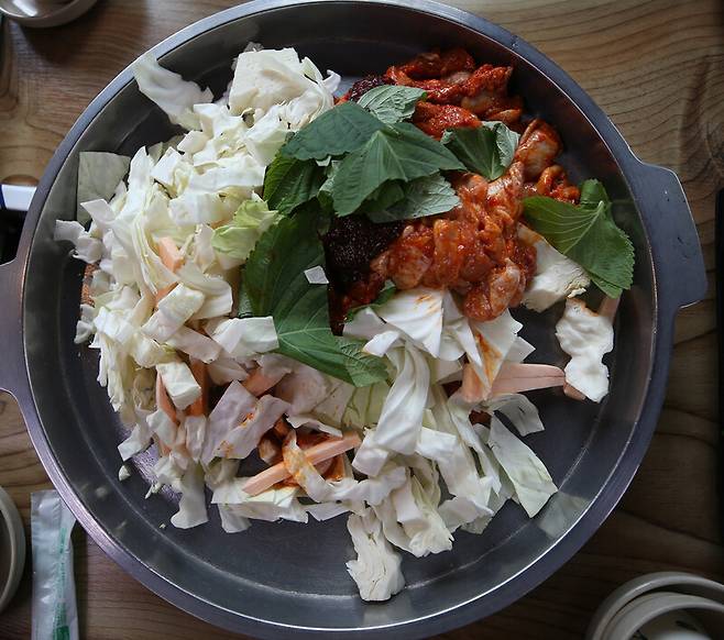 기름을 두르지 않는 ‘춘천애니닭갈비’의 닭갈비. 박미향 선임기자