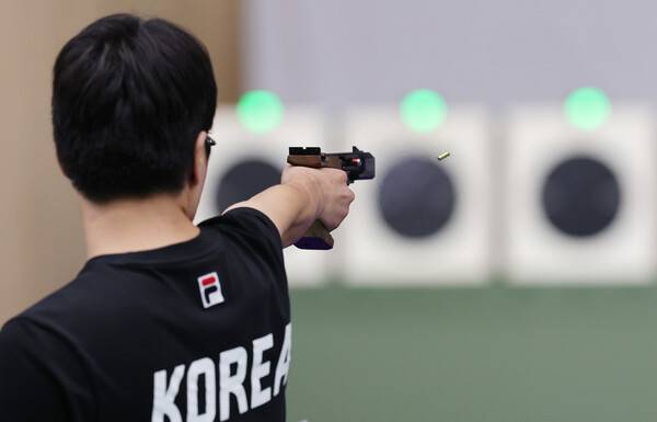 이건혁이 1일 일본 아이치현 종합사격장에서 열린 2026 아이치·나고야 아시안게임 사격 남자 25ｍ 속사권총 개인전 결선에서 격발하고 있다. 나고야/연합뉴스