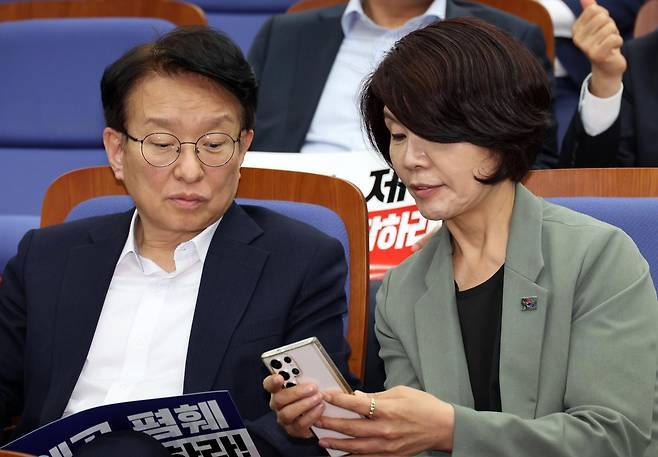 권칠승(왼쪽) 더불어민주당 정책위의장과 한정애 사무총장이 8월 26일 여의도 국회에서 열린 의원총회에서 대화하고 있다. 뉴시스