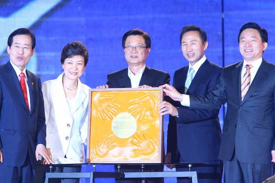 한나라당 대선 경선 후보인 홍준표, 박근혜, 이명박, 원희룡 후보(왼쪽부터)가 2007년 8월 20일 한나라당 전당대회에서 강재섭 당대표(가운데)와 함께 '아름다운동행' 핸드프린팅을 들어보이고 있다. 경선 결과에 승복하고 함께 나아간다는 다짐이 적혀 있다. 중앙포토