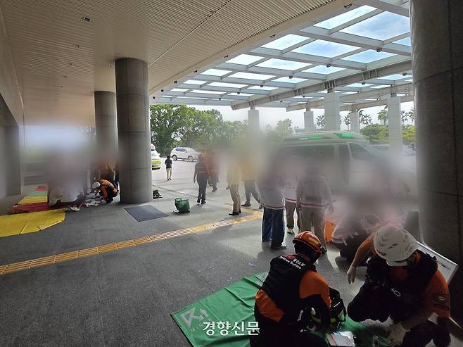 제주의 한 최고급 호텔에서 수영장 소독제를 잘못 혼합해 유독가스가 발생해 수십명이 병원으로 이송되는 사고가 발생했다. 제주소방안전본부 제공