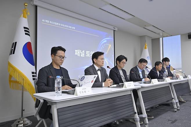 국가인공지능전략위원회가 1일 서울 중구 서울스퀘어에서 인공지능(AI) 개발 속도조절론 세미나를 열고 있다. 위원회 제공