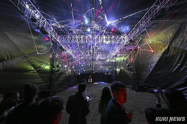 2026 서울라이트 한강 빛섬축제 개막을 하루 앞둔 1일 서울 용산구 노들섬에서 열린 프레스투어에서 참가자들이 작품을 둘러보고 있다. 사진은 콰이어트 앙상블(Quiet Ensemble)의 <창공>.