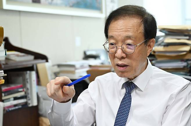 이석연 전 국민통합위원장이 29일 서울 서초구 ‘법무법인 서울’ 사무실에서 국민일보와 인터뷰를 하고 있다. 이한형 기자