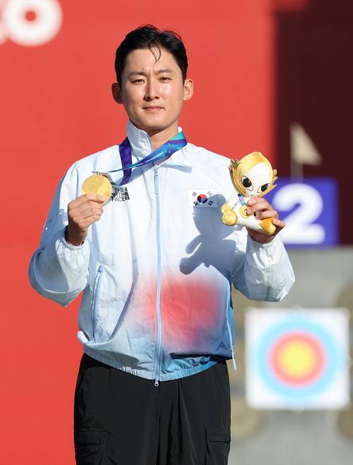 김종호가 금메달을 들어보이고 있다. 연합뉴스