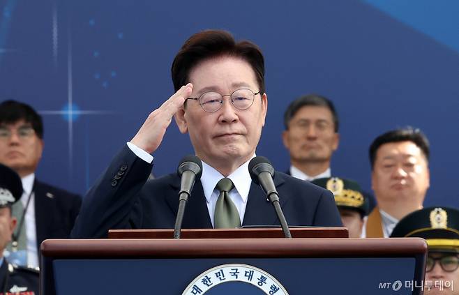 [계룡=뉴시스] 조성봉 기자 = 이재명 대통령이 1일 충남 계룡대 활주로에서 열린 제78회 국군의 날 기념식에서 기념사를 마치고 거수경례를 하고 있다.2026.10.01. suncho21@newsis.com /사진=