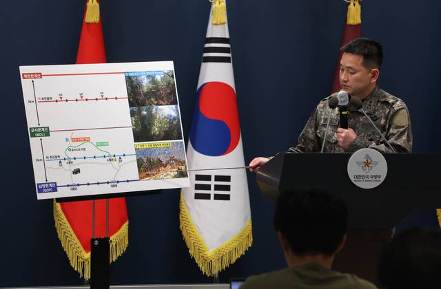 [양진혁 합동참모본부 작전부장이 28일 오후 서울 용산구 국방부에서 DMZ 지뢰 폭발 사고 관련 브리핑을 하고 있다. 뉴시스
