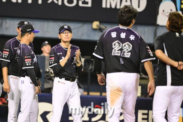 27일 오후 서울 잠실야구장에서 진행된 '2026 신한 SOL KBO 리그' KT위즈와 두산 베어스의 경기. KT 이강철 감독이 12-6으로 승리한 뒤 선수들에게 박수를 보내고 있다./마이데일리