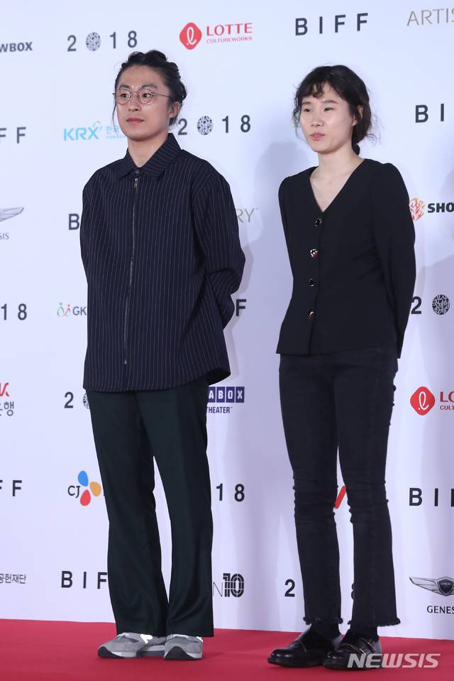 [부산=뉴시스] 조수정 기자 = 영화 '메기' 이옥섭 감독, 배우 구교환(왼쪽)이 4일 오후 부산 해운대구 우동 영화의전당에서 열린 제23회 부산국제영화제(BIFF) 개막식에 참석하기 위해 레드카펫을 밟고 있다.  2018.10.04. chocrystal@newsis.com