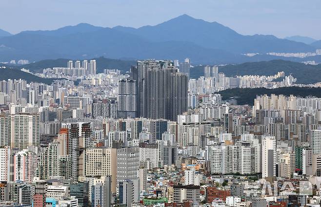 [서울=뉴시스] 서울 용산구 남산에서 아파트 단지가 내려다보이고 있다. photo@newsis.com