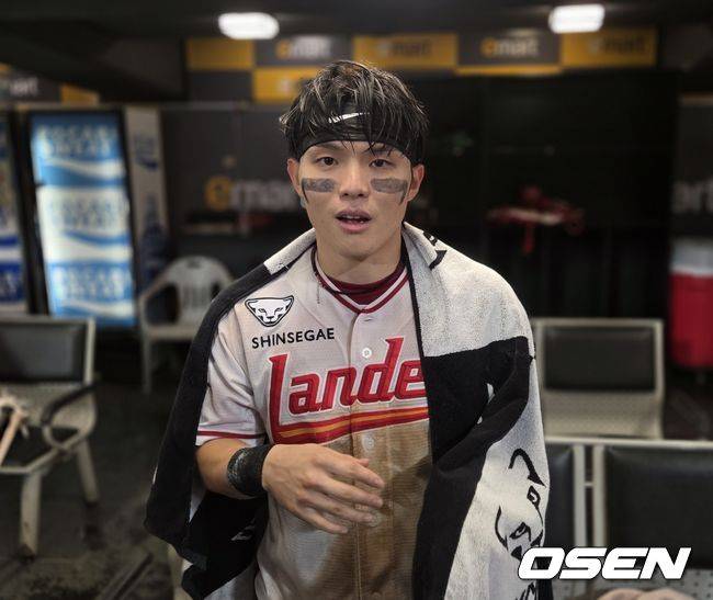 [OSEN=인천, 한용섭 기자] 프로야구 SSG 랜더스 정준재는 30일 인천 SSG랜더스필드에서 열린 LG 트윈스와 경기에서 3-3 동점인 9회말 2사 2루에서 좌중간 안타를 때려 끝내기 승리를 이끌었다. 경기 후 취재진과 인터뷰를 하고 있다. /orange@osen.co.kr