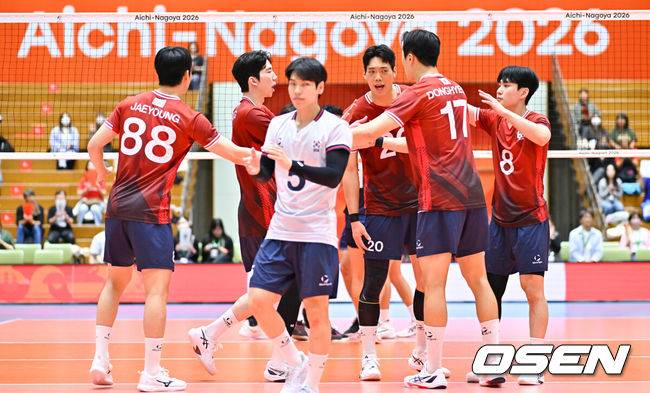 [OSEN=오카자키(일본), 박준형 기자]  1일 일본 오카자키 중앙종합공원 체육관에서 2026 아이치·나고야 아시안게임 배구 한국과 이란의 8강 경기가 진행됐다.조 2위로 8강 진출에 성공한 한국 대표팀은 8강에서 디펜딩 챔피언 이란을 만나게 됐다.4세트 배구대표팀이 득점 후 기뻐하고 있다.   2026.10.01 /  soul1014@osen.co.kr