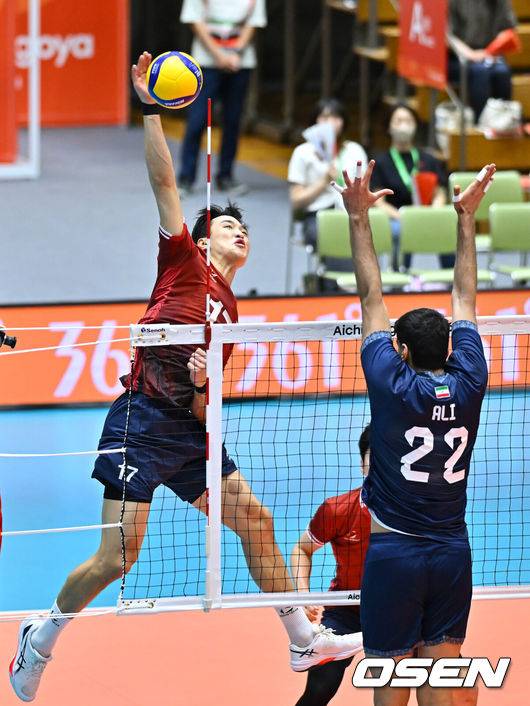 [OSEN=오카자키(일본), 박준형 기자]  1일 일본 오카자키 중앙종합공원 체육관에서 2026 아이치·나고야 아시안게임 배구 한국과 이란의 8강 경기가 진행됐다.조 2위로 8강 진출에 성공한 한국 대표팀은 8강에서 디펜딩 챔피언 이란을 만나게 됐다.2세트 임동혁이 강타를 날리고 있다.   2026.10.01 /  soul1014@osen.co.kr