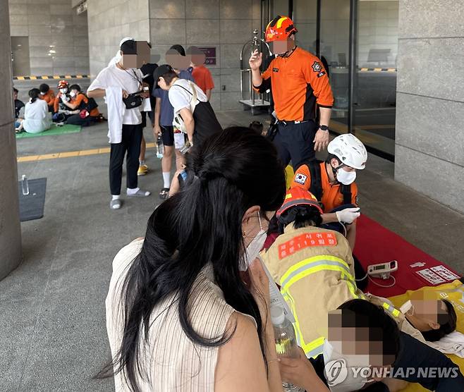 제주 5성급 호텔 투숙객 59명, 염소가스 흡입해 응급 이송 조선호텔앤리조트가 운영하는 제주 서귀포시의 5성급 호텔 그랜드 조선 제주에서 염소가스가 발생해 투숙객과 직원 등 59명이 메스꺼움과 구토 등의 증상을 보였다. [제보자 제공]