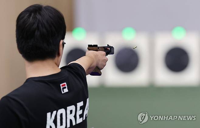과녁 조준하는 이건혁 (도요타[일본]=연합뉴스) 임화영 기자 = 1일 일본 아이치현 종합사격장에서 열린 2026 아이치·나고야 아시안게임 사격 남자 25ｍ 속사권총 개인전 결선. 한국 이건혁이 과녁을 조준하고 있다. 2026.10.1 hwayoung7@yna.co.kr