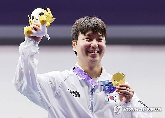 금메달 목에 건 한국 이건혁 (도요타[일본]=연합뉴스) 임화영 기자 = 1일 일본 아이치현 종합사격장에서 열린 2026 아이치·나고야 아시안게임 사격 남자 25ｍ 속사권총 개인전에서 슛오프 끝에 금메달을 차지한 한국 이건혁이 메달을 들어보이고 있다. 2026.10.1 hwayoung7@yna.co.kr