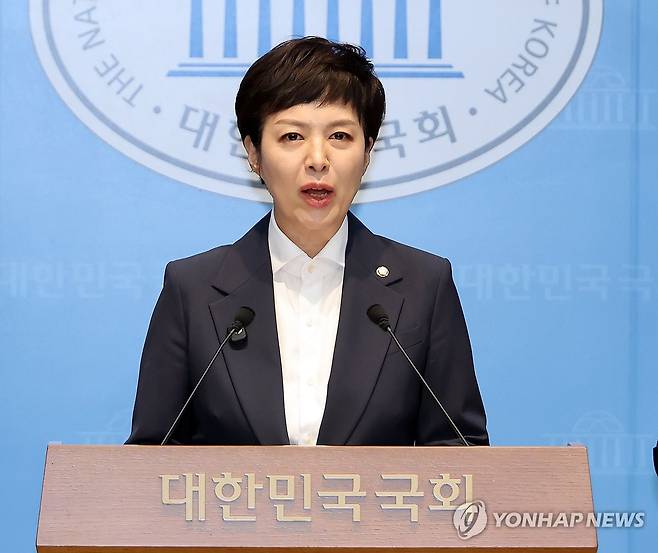 김은혜, "과천 경마공원 이전은" (서울=연합뉴스) 배재만 기자 = 국민의힘 김은혜 경기도당위원장이 28일 국회 소통관에서 정부의 과천 경마공원과 옛 국군 방첩 사령부 이전 후 9천8백호의 대규모 공공주택을 짓겠다는 계획과 관련, 기자회견을 열고 있다. 2026.8.28 scoop@yna.co.kr
