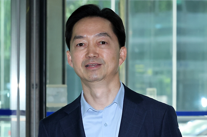 김지용 초대 중대범죄수사청장 후보자가 지난달 17일 서울 종로구에 마련된 사무실로 출근하고 있다. 연합뉴스