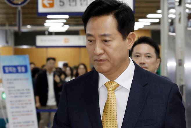 여론조사비 대납 의혹을 받는 오세훈 서울시장이 2일 오후 서울 서초구 서울고등법원에서 열리는 항소심 결심공판에 출석하고 있다. (사진=뉴시스)