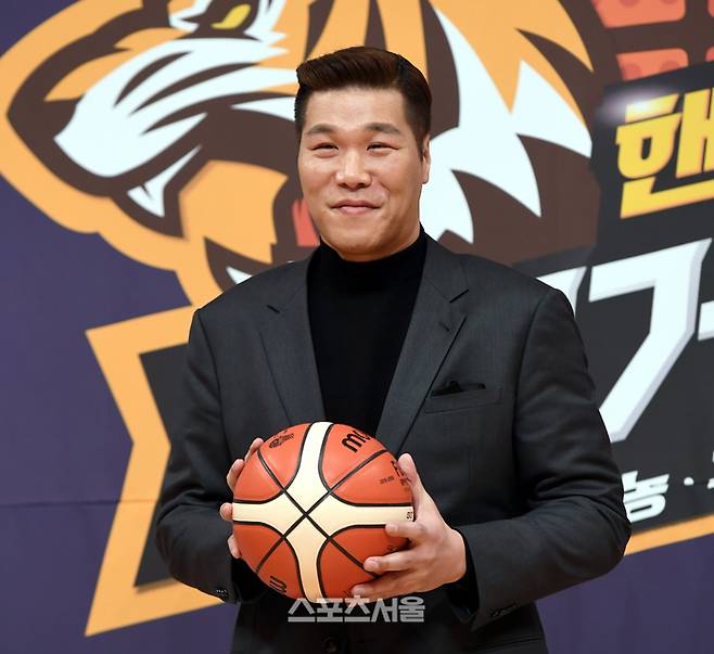 SBS 새 예능프로그램 ‘진짜 농구, 핸섬타이거즈’가 9일 서울 목동 SBS에서 열렸다. 서장훈이 포토타임을 갖고 있다.  ‘진짜 농구, 핸섬타이거즈’는 농구 코트에서 벌어지는 진정성 있는 이야기를 보여줄 리얼 농구 예능 프로그램으로 ‘농구계 전설’ 서장훈이 감독으로 나선다. 10일 오후 11시 10분에 첫 방송된다.  2020. 1. 9. 최승섭기자 thunder@sportsseoul.com