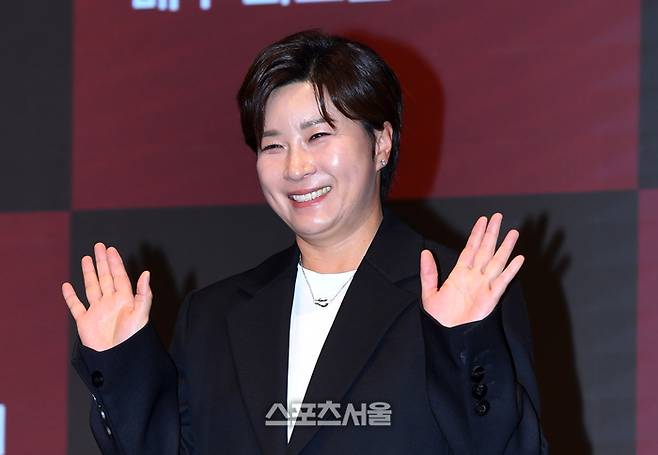 박세리가 25일 서울 구로구 더세인트 신도림 그랜드볼룸에서 열린 채널A 신규 예능 ‘야구여왕’ 제작발표회에서 취재진을 향해 포즈를 취하고 있다.  ‘야구여왕’은 각기 다른 스포츠 종목의 ‘레전드 여성 선출’들이 야구라는 낯선 무대에 도전장을 내미는 스포츠 버라이어티 프로그램이다. 2025. 11. 25.  박진업 기자 upandup@sportsseoul.com