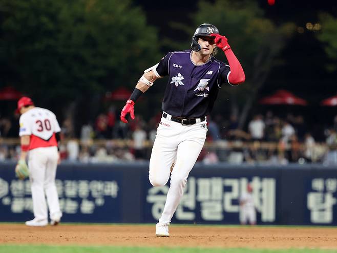 KT 힐리어드가 30일 광주-기아 챔피언스 필드에서 열린 2026 KBO리그 정규시즌 KIA전에서 홈런을 때린 후 베이스를 돌고 있다. 사진 | 광주=연합뉴스