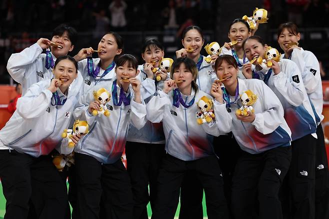 26일 일본 나고야 아이치 인터내셔널 아레나에서 열린 2026 아이치·나고야 아시안게임 여자 농구 시상식에서 금메달을 차지한 대한민국 선수들이 포즈를 취하고 있다. <저작권자(c) 연합뉴스, 무단 전재-재배포, AI 학습 및 활용 금지>