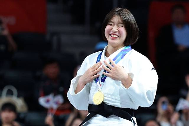 1일 일본 아이치현 나고야시 아이치 인터내셔널 아레나에서 열린 2026 아이치·나고야 아시안게임 유도 여자 57kg급 시상식에서 금메달을 획득한 한국 허미미가 기뻐하고 있다./나고야=뉴시스