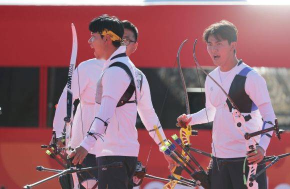 한국 남자 양궁 선수들이 2일 일본 아이치현 오카자키 중앙종합공원 다목적 광장에서 열린 2026 아이치·나고야 아시안게임 양궁 리커브 남자 단체전 인도와의 결승전을 앞두고 파이팅을 외치고 있다. 오카자키=연합뉴스