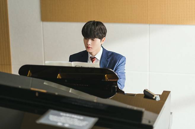 드라마 '포핸즈' 속 송강. 음악가 집안에서 태어난 완벽주의자 강비오 역할. 라이벌이자 영혼의 단짝같은 최정요를 만나 좌절하고 스스로와 화해해나가며 음악의 참맛을 알아간다. /tvN
