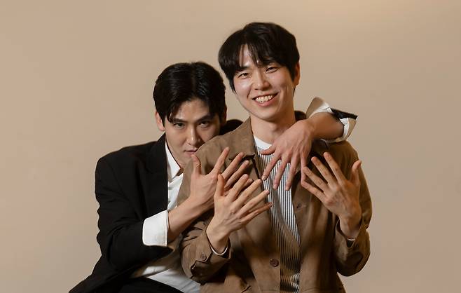 tvN ‘포핸즈’ 속 실제 연주자 피아니스트 이민성, 박주영. 이민성은 송강과 이준영을 레슨했고, 이준영의 역할을 했다. 박주영은 송강의 레슨 일부와 OST 녹음 등을 해냈다. 이들은 "현장에서도 '레슨 가능한 분'을 찾을 정도로 배우들의 열의가 엄청났다"고 입을 모앗다. 이들은 분위기 메이커 역할을 자처한 송강과 진지한 카리스마를 선보인 이준영 못지 않은 에너지로 촬영에 임했다. /김지호 기자