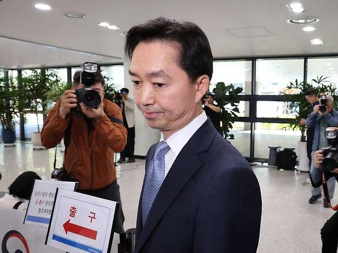 김지용 중대범죄수사청장 후보자가 2일 인사청문회 준비 사무실이 마련된 정부서울청사 창성동 별관에서 현안과 관련한 입장을 밝힌 뒤 이동하고 있다. 이재명 대통령은 지난 1일 김지용 중대범죄수사청장 후보자에 대한 인사청문요청안을 재가했다고 강유정 청와대 수석대변인이 2일 공지를 통해 밝혔다. 이에 따라 김 후보자에 대한 국회 인사청문 절차가 임명 제청 20여일 만에 들어가게 됐다.ⓒ뉴시스