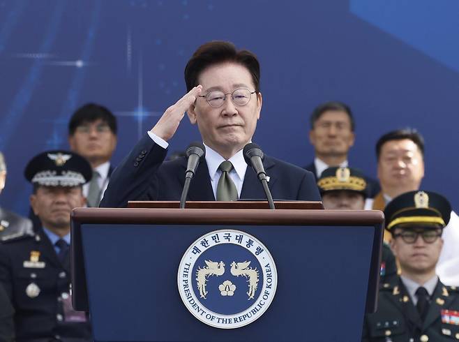 이재명 대통령이 1일 충남 계룡시 계룡대 활주로에서 열린 건군 제78주년 국군의 날 기념행사에서 기념사를 한 후 거수경례를 하고 있다. 2026.10.1 청와대사진기자단