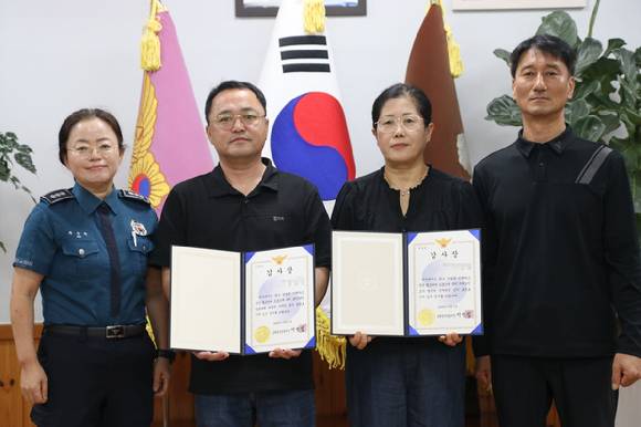 김해중부경찰서, 시민들에 감사장 전달 [사진=김해중부경찰서]