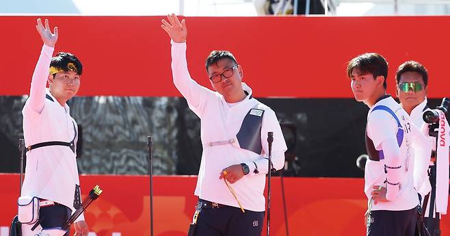 대한민국 김우진, 이우석, 김제덕이 2일 일본 오카자키 중앙종합공원 다목적광장에서 열린 2026 아이치·나고야 아시안게임 양궁 리커브 남자 단체전 준결승 대한민국과 대만의 경기에서 결승행을 확정짓고 기뻐하고 있다. 뉴스1
