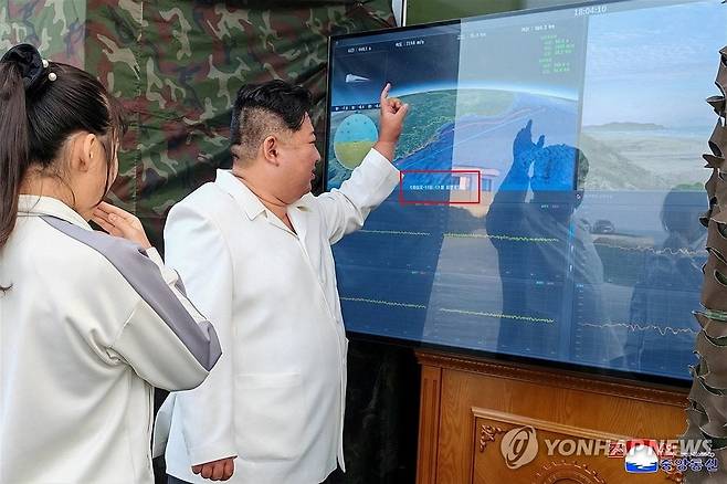 북한 미사일총국은 지난 9월 20일 김정은과 딸 주애가 참관한 가운데 무기체계 기술 고도화에서 중대한 의의를 가지는 신형무기의 시험을 성공적으로 진행했다고 조선중앙통신이 보도했다. 신형무기는 극초음속 미사일 개량형으로 알려졌다. /연합뉴스