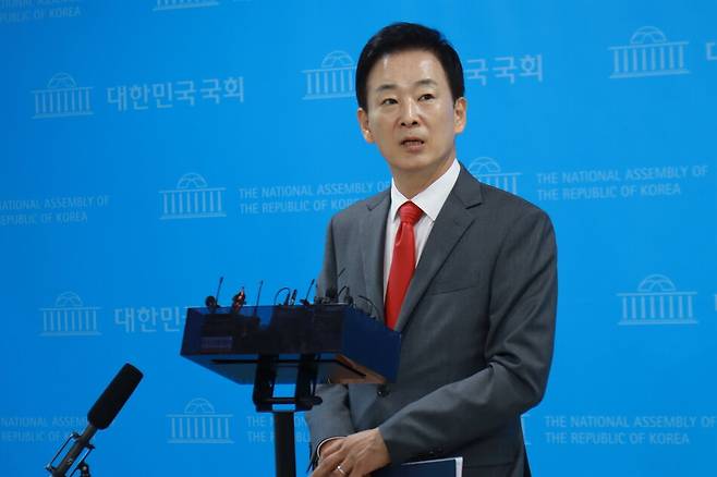 유영하 국민의힘 의원이 2일 국회에서 영화 ‘암살자(들)’을 비판하며 박정희 전 대통령의 친필 편지를 공개했다. 유영하 의원실 제공