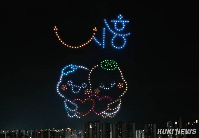지난해 시흥월곶포구축제에서 펼쳐진 드론쇼가 월곶 밤하늘을 밝히고 있다. 시흥시 제공.